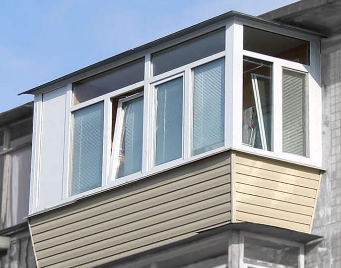 Выносное остекление балкона с установкой крыши - фото №1